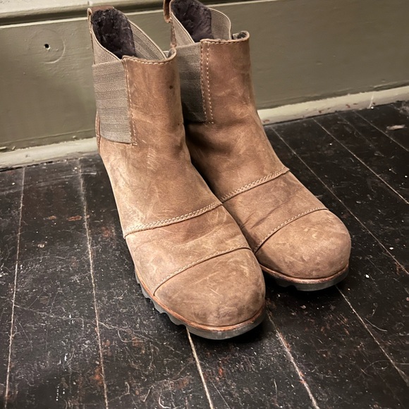 Sorel heeled boots size 8 - Picture 2 of 5